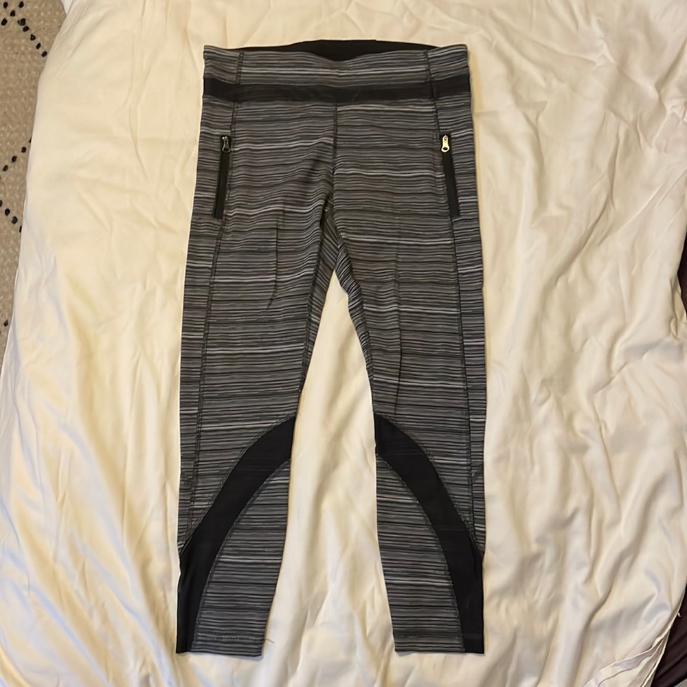 Lululemon crop leggings - great condition -size 10